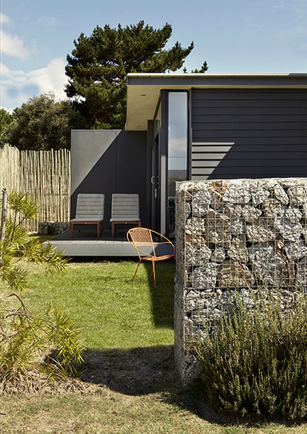 Side garden seating against the gabion wall